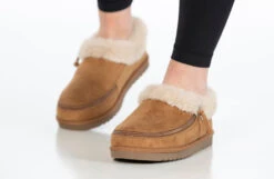 Chestnut BILLY Cozy Slippers -Fashion Shoe Store BK22446 250 studio standing 2 940x614 19751d46 da96 4906 9ef1 d7e60eea1d84