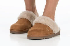 Women's Chestnut BILLY Cozy Sling Scuff 21 Women's Chestnut BILLY Cozy Sling Scuff -Fashion Shoe Store BW22447 250 studio standing 2 940x614 780d29d0 2fca 4975 8e0d f32e06b71c15